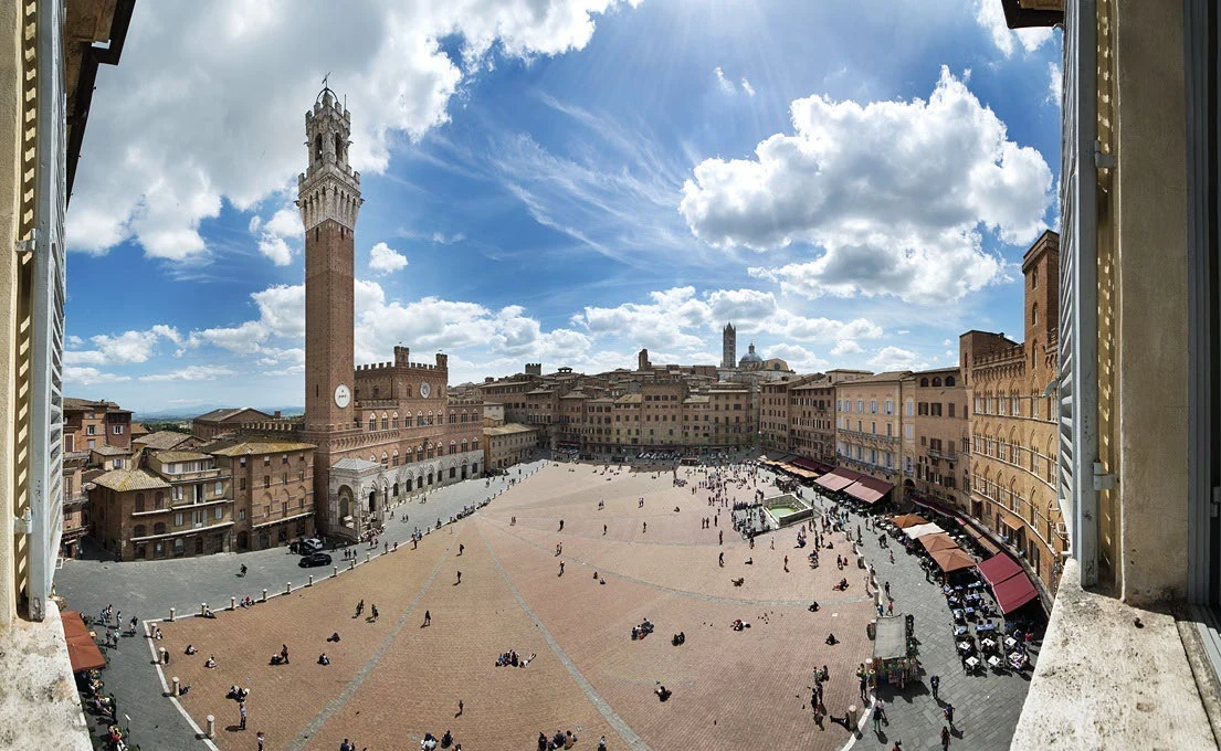 Vista dalla finestra su piazza del campo