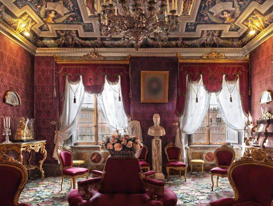 Immagine interno palazzo che si affaccia su piazza del campo