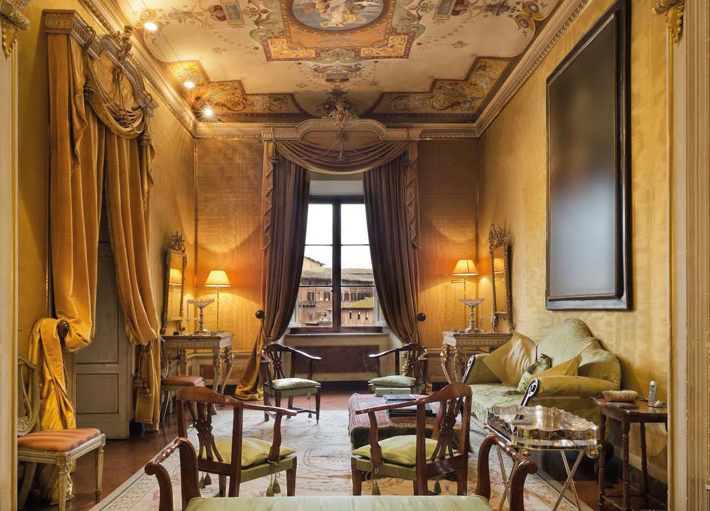 Immagine interno palazzo che si affaccia su piazza del campo