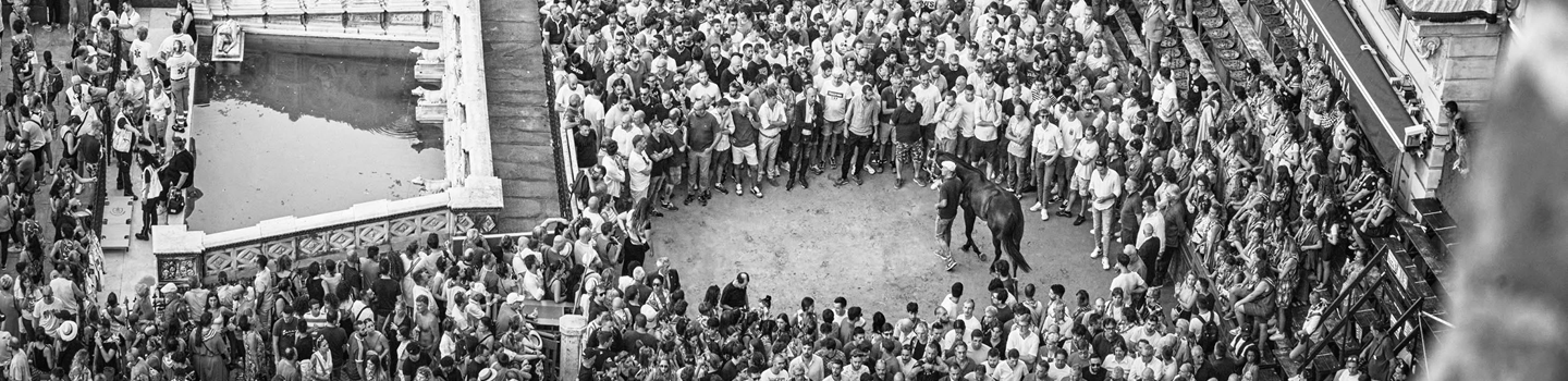 Uscita delle contrade da piazza del campo